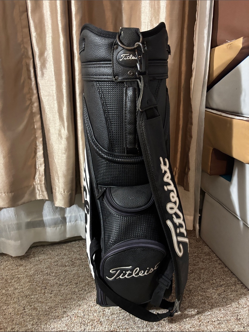 Titleist Black and White Men’s Golf Cart Bag with Bold Logo - Picture 2 of 15